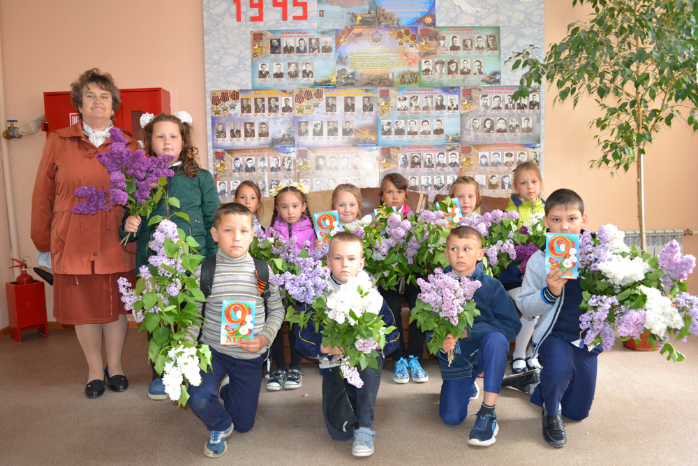 Юное поколение поздравляет ветеранов